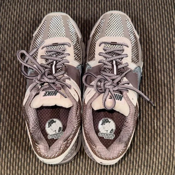 WOMENS NIKE ZOOM VOMERO 5